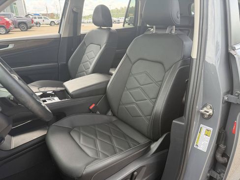 Used 2025 Volkswagen Atlas SE FWD image 16