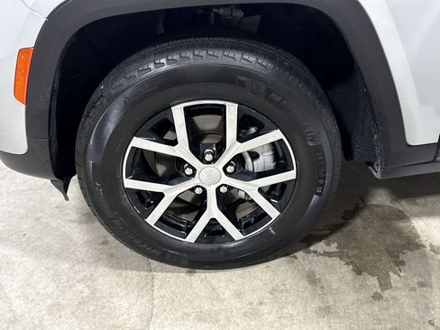 Used 2024 Jeep Grand Cherokee Limited image 26