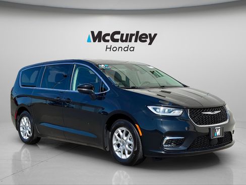 Used 2023 Chrysler Pacifica Touring-L FWD image 1