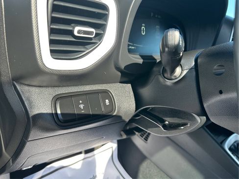 Used 2025 Hyundai Venue Limited FWD image 19