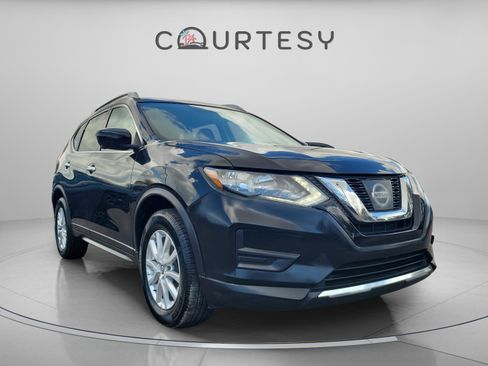 Used 2017 Nissan Rogue SV w/ SV Premium Package image 5
