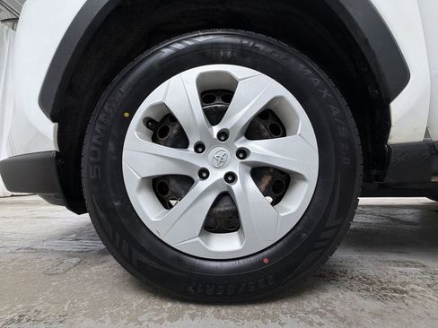 Used 2019 Toyota RAV4 LE image 14