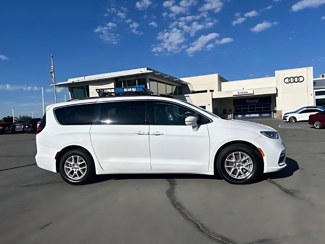 Used 2022 Chrysler Pacifica Touring-L FWD image 2