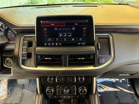 Used 2021 Chevrolet Suburban Z71 w/ Z71 Signature Package AWD/4WD image 23