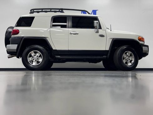 Used 2010 Toyota FJ Cruiser Sport Utility 2D image 3