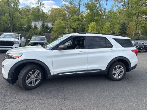 Used 2021 Ford Explorer XLT w/ Equipment Group 202A AWD/4WD image 2
