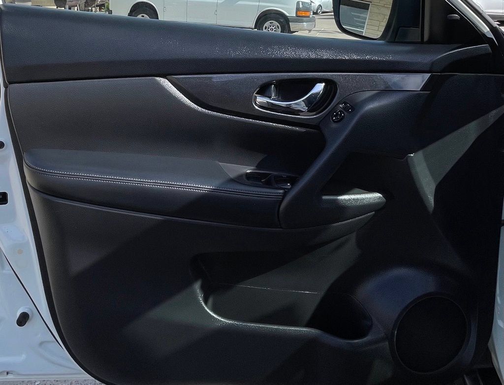 Used 2017 Nissan Rogue SV FWD image 27