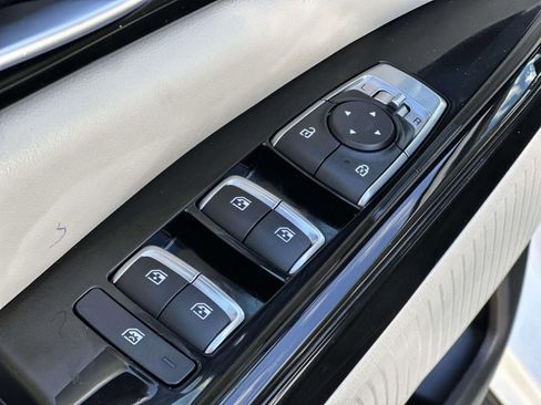 Used 2023 Kia Carnival EX image 21