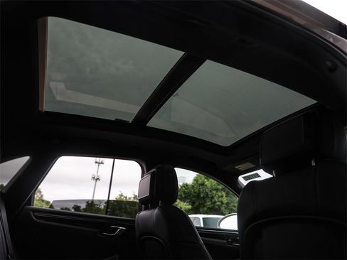 Certified 2025 Porsche Macan image 36