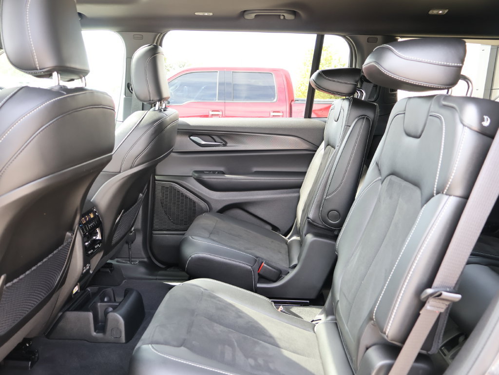 Used 2025 Jeep Grand Cherokee L Altitude AWD/4WD image 18