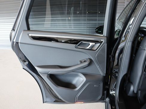 Used 2025 Porsche Macan image 25