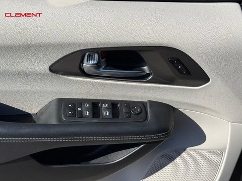 Used 2023 Chrysler Pacifica Touring-L FWD image 19