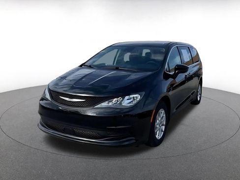 Used 2024 Chrysler Voyager LX image 7