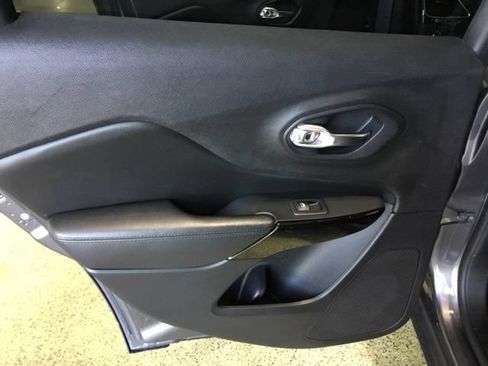 Used 2019 Jeep Cherokee Latitude Plus AWD/4WD image 38
