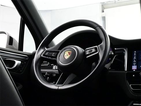 Certified 2023 Porsche Macan image 21