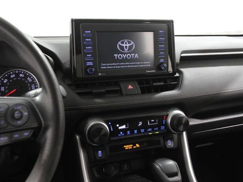 Used 2021 Toyota RAV4 LE image 9