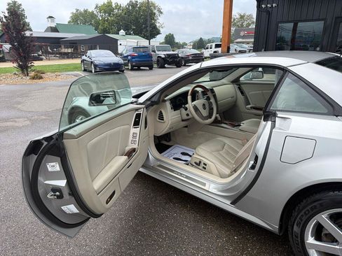 Used 2005 Cadillac XLR RWD image 7