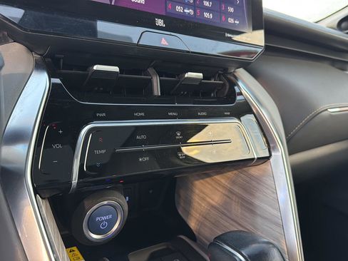 Used 2021 Toyota Venza Limited image 23