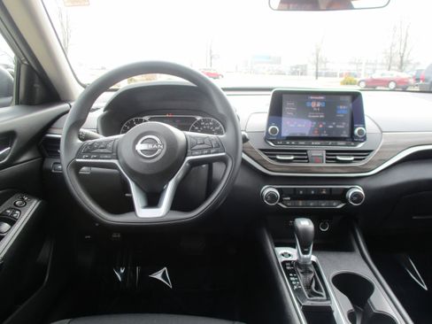 Used 2025 Nissan Altima 2.5 SV image 13