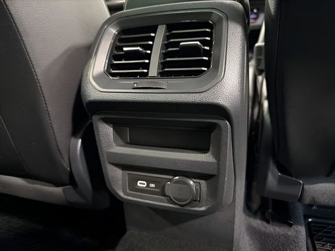 Used 2022 Volkswagen Tiguan SE w/ Panoramic Sunroof Package image 33