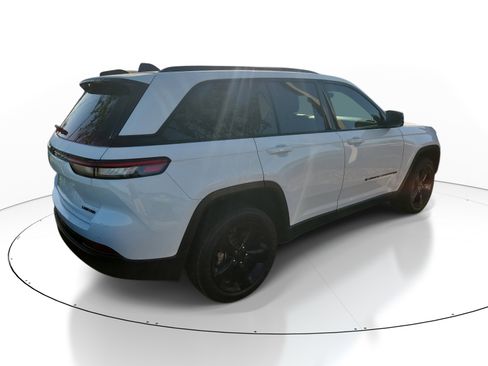 Used 2023 Jeep Grand Cherokee Limited w/ Black Appearance Package image 4