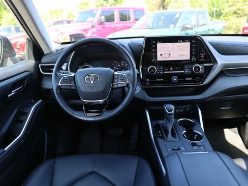 Used 2020 Toyota Highlander XLE AWD/4WD image 19