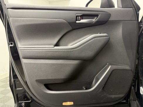 Used 2024 Toyota Highlander XLE image 14