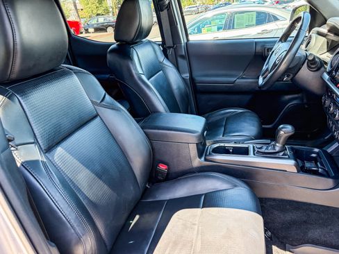 Used 2019 Toyota Tacoma TRD Off-Road w/ TRD Premium Off Road Package AWD/4WD image 15