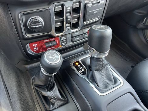 Used 2025 Jeep Gladiator Rubicon AWD/4WD image 25