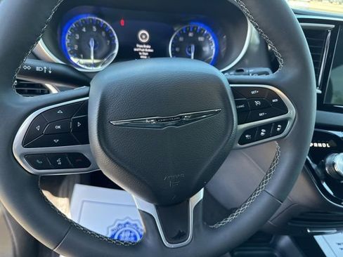 Used 2025 Chrysler Pacifica Select FWD image 14
