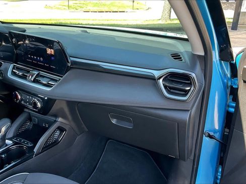 Used 2025 Chevrolet TrailBlazer LT w/ LT Cold Weather Package AWD/4WD image 18