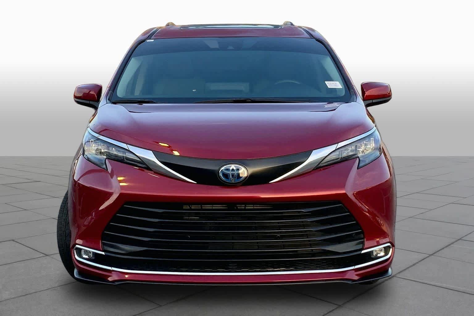 Used 2024 Toyota Sienna XLE FWD image 4