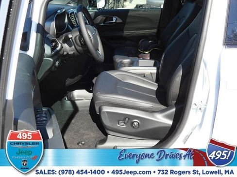 New 2026 Chrysler Pacifica Select image 17