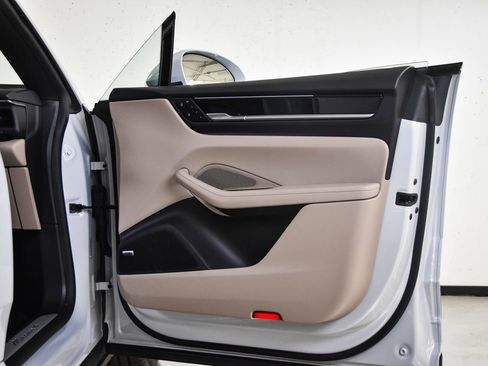 Certified 2025 Porsche Macan 4 Electric image 26