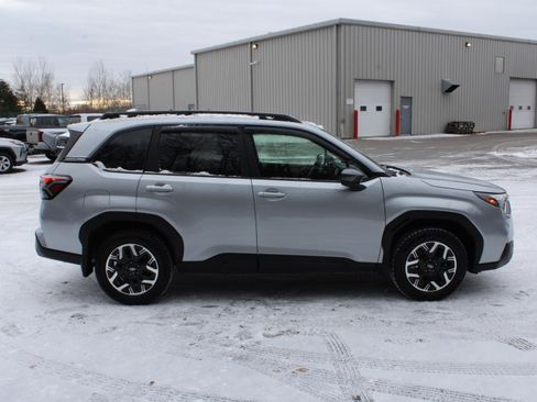 Used 2025 Subaru Forester Premium image 4