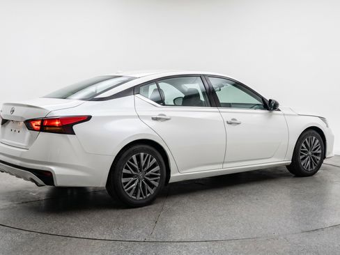 Used 2025 Nissan Altima 2.5 SV FWD image 9