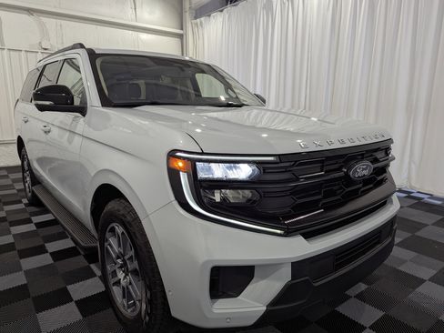 Used 2025 Ford Expedition Active AWD/4WD image 5