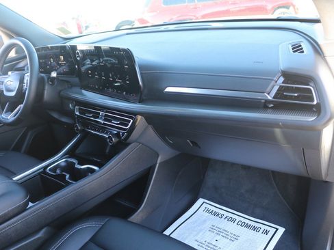 Used 2025 Chevrolet Traverse LT image 36