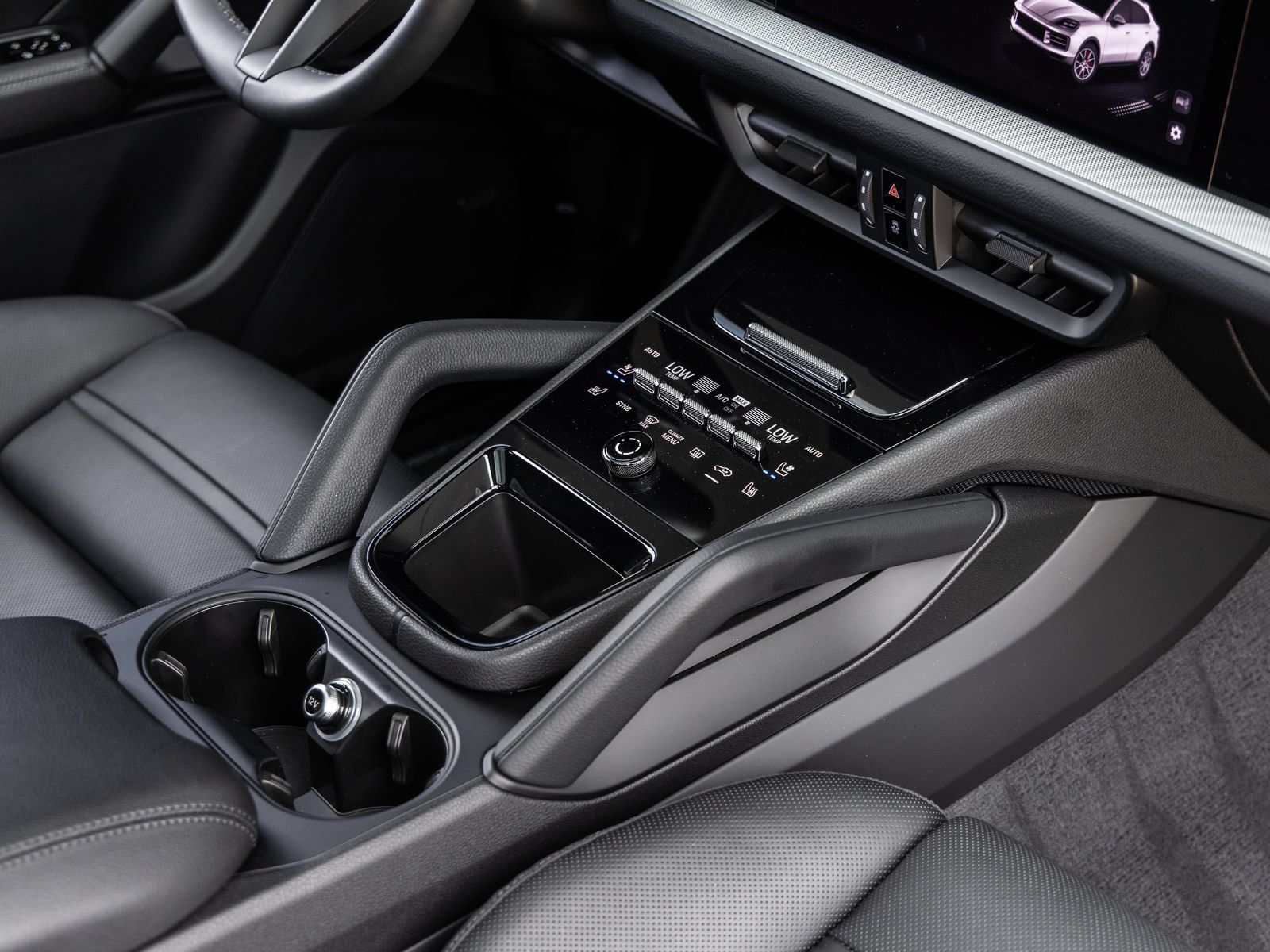 Certified 2025 Porsche Cayenne E-Hybrid Coupe AWD/4WD image 33