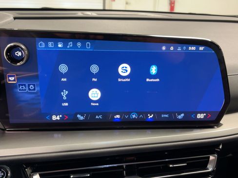 New 2026 Chevrolet Traverse LT w/ Sun and Wheel Package image 24