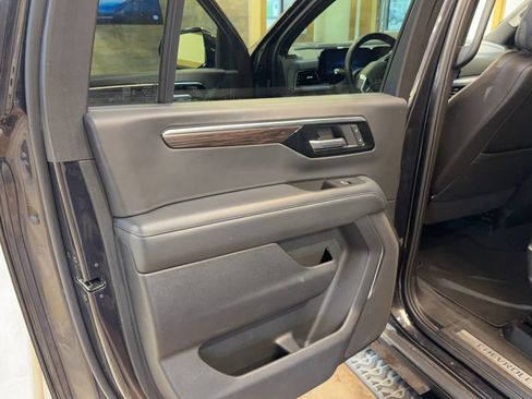 Used 2025 Chevrolet Suburban Z71 image 13