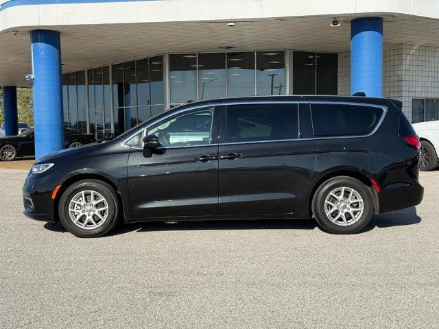 Used 2023 Chrysler Pacifica Touring-L FWD image 2
