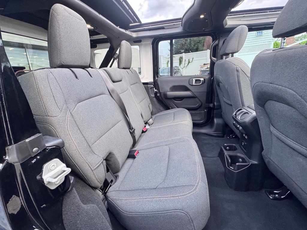 Used 2026 Jeep Wrangler Unlimited Sahara AWD/4WD image 21