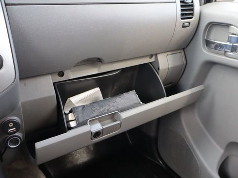 Used 2011 Nissan Frontier SL w/ Moonroof Pkg image 39