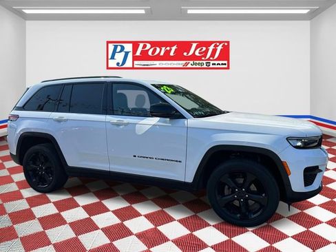 Used 2023 Jeep Grand Cherokee Altitude AWD/4WD image 3