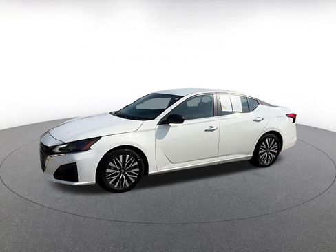 Used 2025 Nissan Altima 2.5 SV FWD image 8