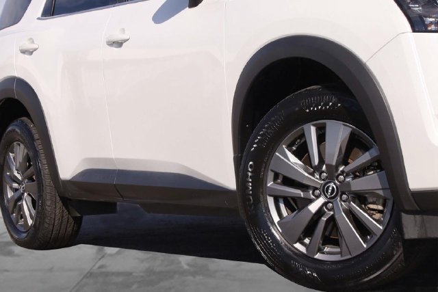 Certified 2025 Nissan Pathfinder SV AWD/4WD image 3