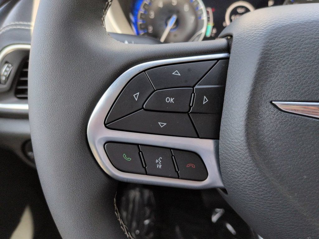 Used 2026 Chrysler Pacifica Limited FWD image 26