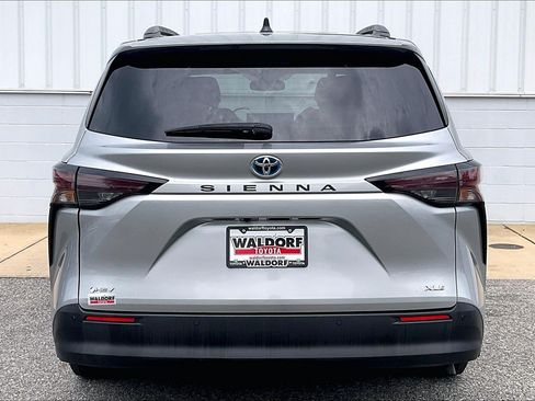 Used 2025 Toyota Sienna XLE FWD image 5
