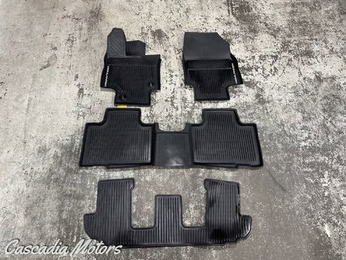 Used 2020 Toyota Highlander XLE AWD/4WD image 30